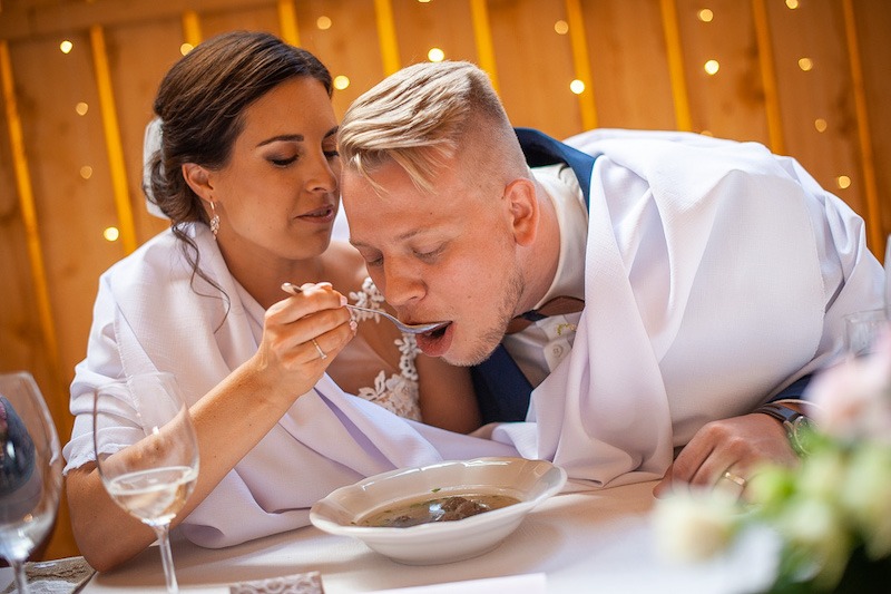 Stodola v meruňkovém sadu: Svatba Šárky a Jirky